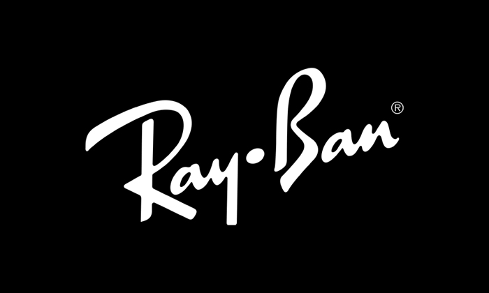 Ray-Ban, lunettes de vue posées sur une table en bois