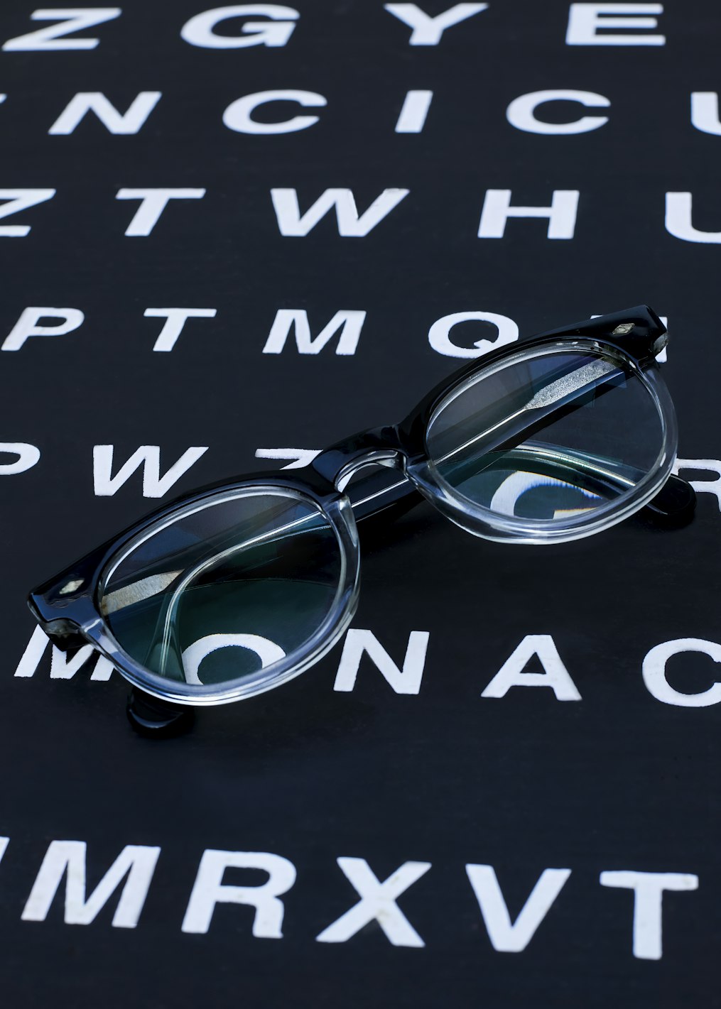 Monture de lunettes posée sur un tableau de lecture d'optotypes